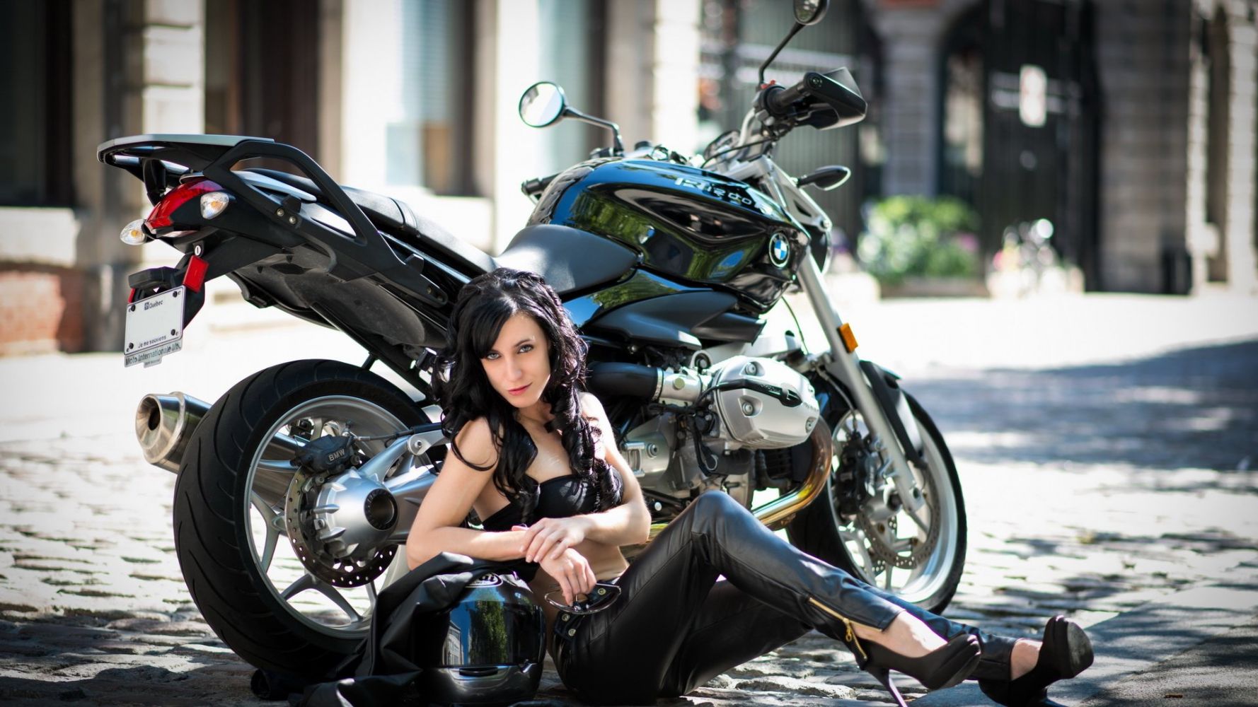 Fresh photos, fresh mood — European women on bikes online in Kito