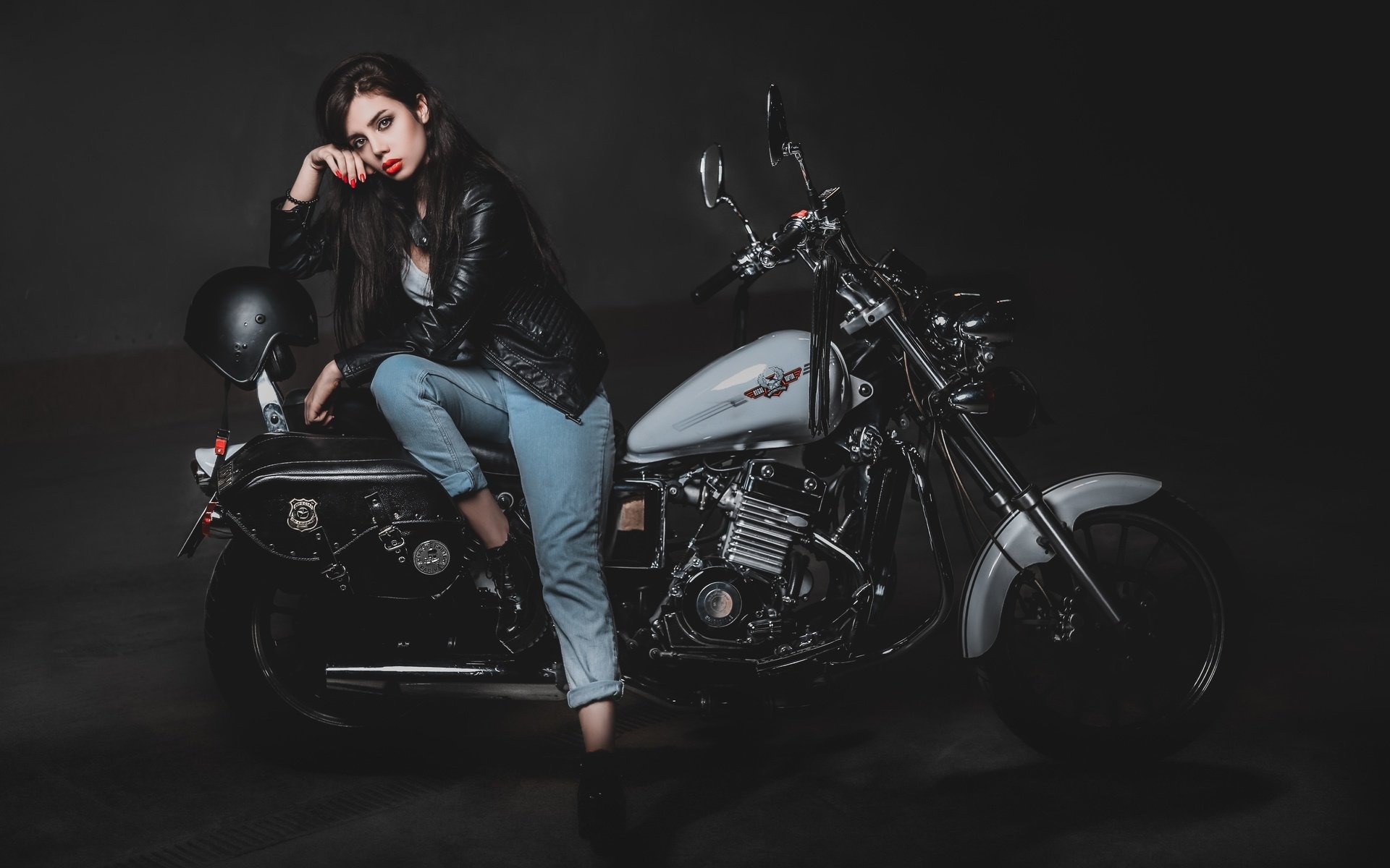Biker girls: style and drive brings the glow — live moments in Kito