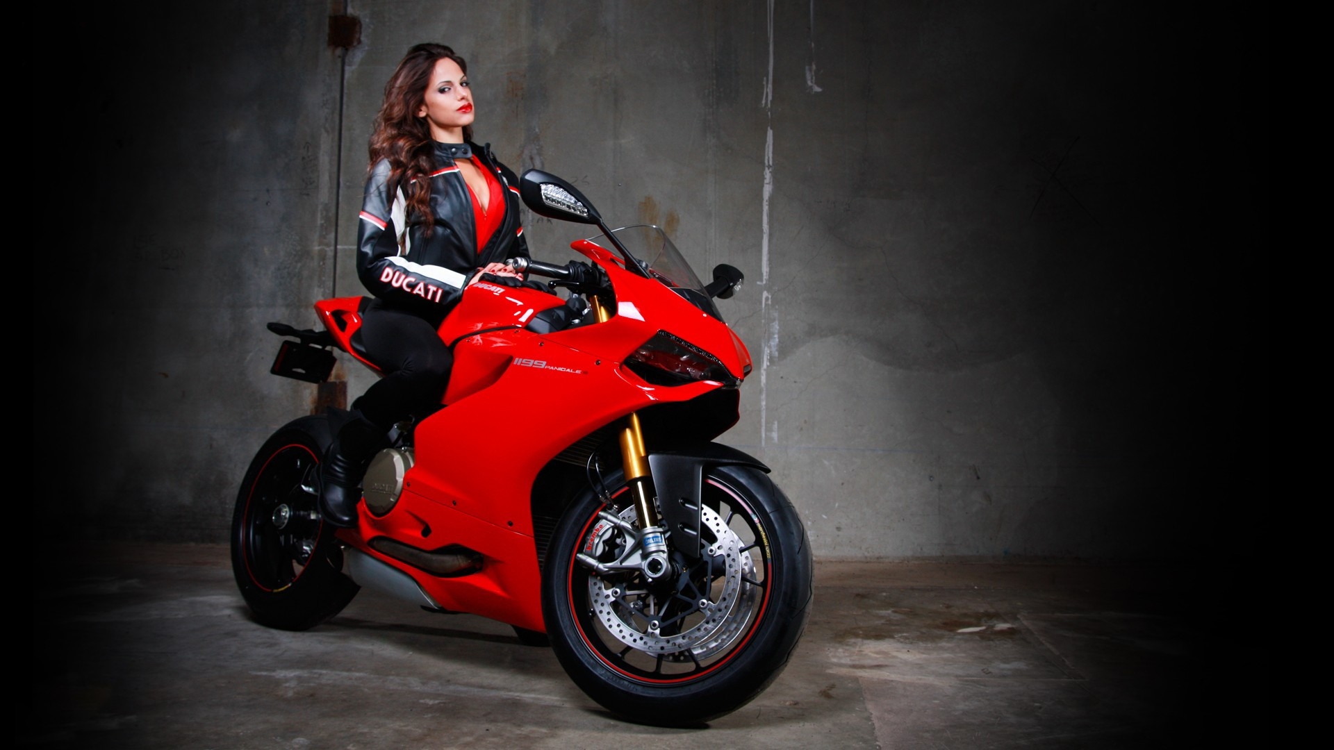Beautiful girls and motorcycles in Kito — step in, relax, and chat live