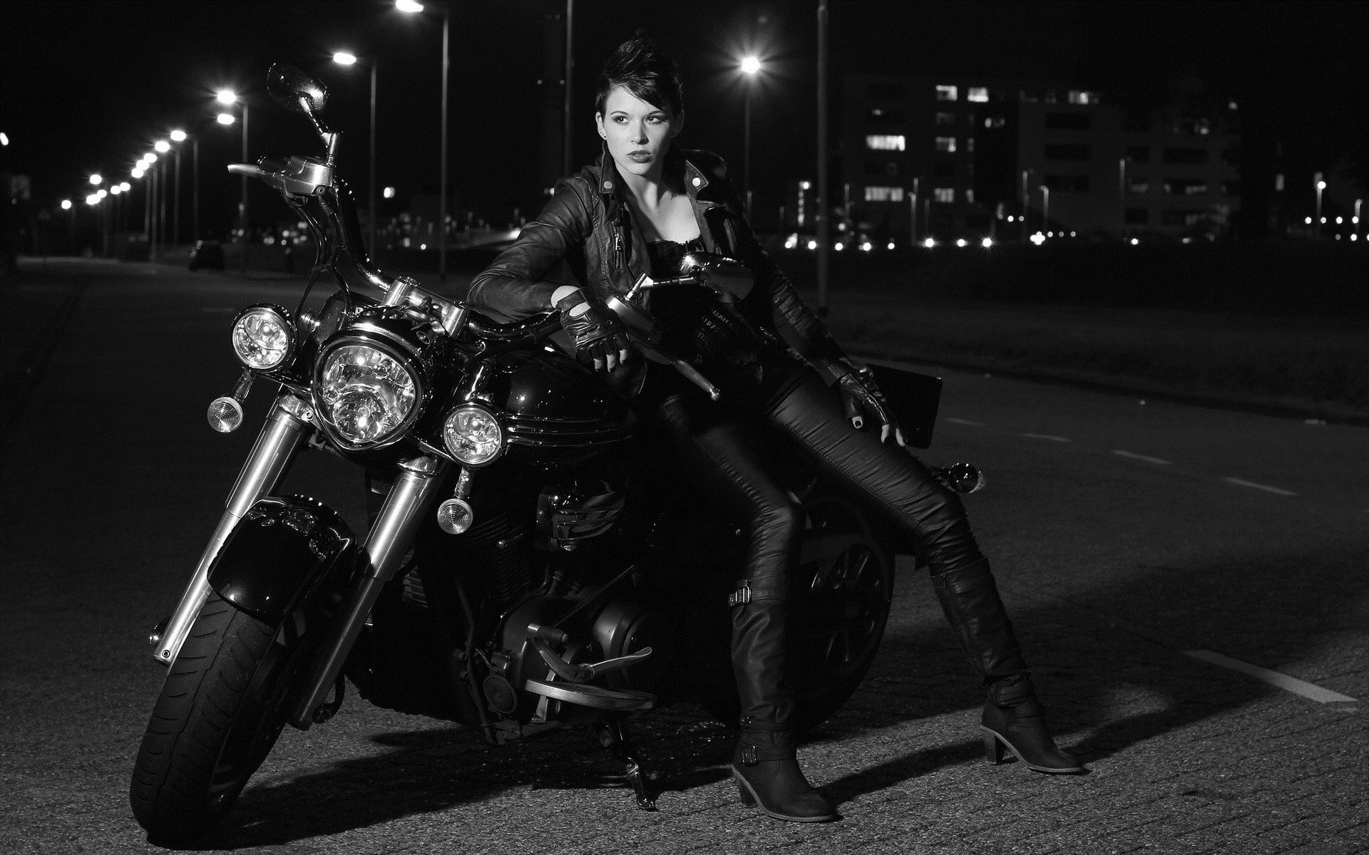 Photo Beautiful girls and motorcycles in Kito