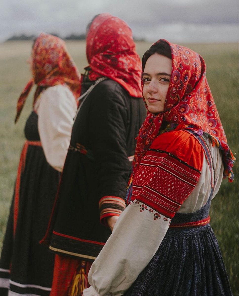 Women in Slavic costumes’s look of the day — catch her live in Kito