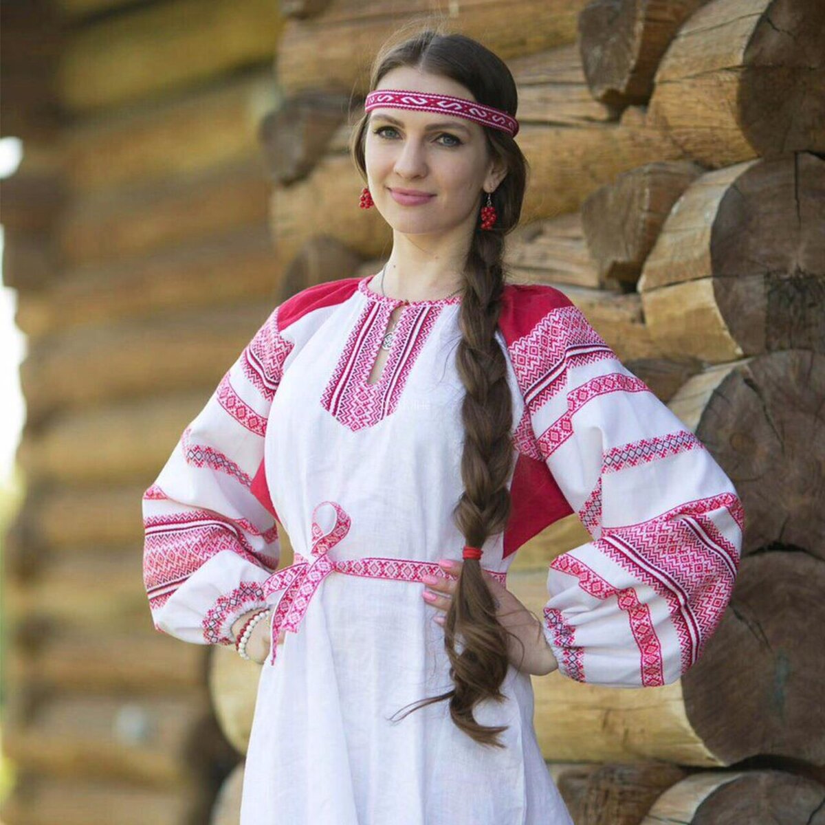 Girls in Slavic costumes brings the glow — live moments in Kito