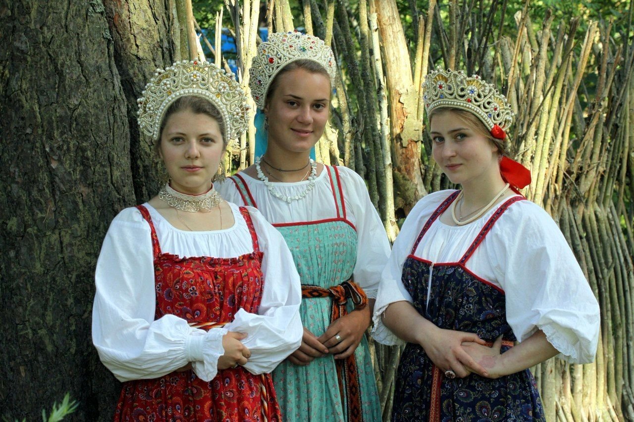 Sexy model Girls in Slavic costumes in Kito